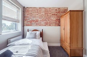 Host Stay Sherrington Road Abode