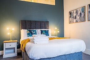 Host Stay Compton House