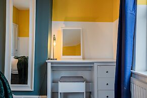 Host Stay Compton House