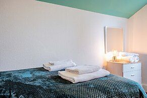 Host Stay Compton House