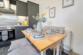 Host Stay Upper Tything Apartment