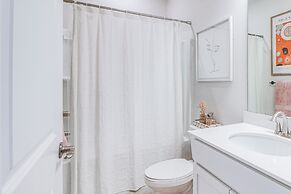 7 Mi to Uptown: Townhouse w/ Patio in Charlotte!