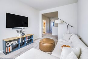 7 Mi to Uptown: Townhouse w/ Patio in Charlotte!