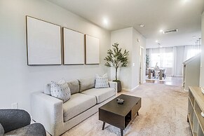 7 Mi to Uptown: Townhouse w/ Patio in Charlotte!