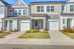 7 Mi to Uptown: Townhouse w/ Patio in Charlotte!
