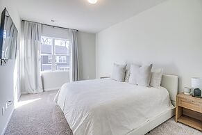 7 Mi to Uptown: Townhouse w/ Patio in Charlotte!