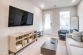 7 Mi to Uptown: Townhouse w/ Patio in Charlotte!