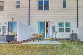 7 Mi to Uptown: Townhouse w/ Patio in Charlotte!