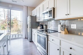 7 Mi to Uptown: Townhouse w/ Patio in Charlotte!