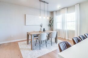 7 Mi to Uptown: Townhouse w/ Patio in Charlotte!