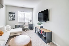 7 Mi to Uptown: Townhouse w/ Patio in Charlotte!