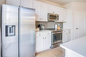 7 Mi to Uptown: Townhouse w/ Patio in Charlotte!