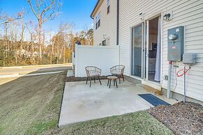 7 Mi to Uptown: Townhouse w/ Patio in Charlotte!