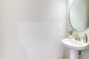 7 Mi to Uptown: Townhouse w/ Patio in Charlotte!