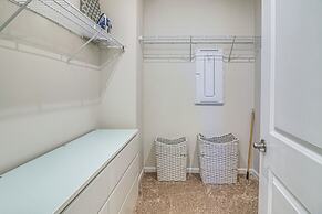 7 Mi to Uptown: Townhouse w/ Patio in Charlotte!