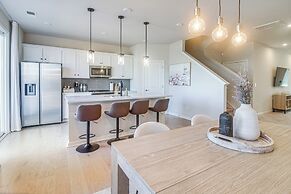 7 Mi to Uptown: Townhouse w/ Patio in Charlotte!