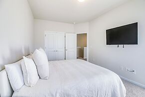 7 Mi to Uptown: Townhouse w/ Patio in Charlotte!