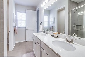 7 Mi to Uptown: Townhouse w/ Patio in Charlotte!