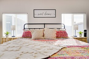 2 Mi to Oasis Golf Club: Pet-friendly Retreat