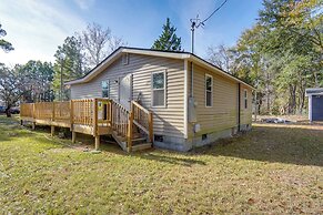 ~ 8 Mi to Pinehurst: Cozy Home w/ Extended Deck!