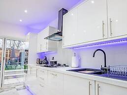 Host Stay Broadland House