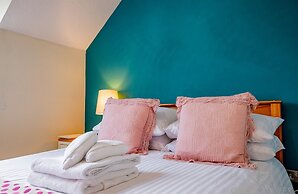 Host Stay Chichester Close