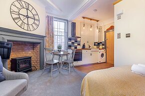 Host Stay Merchant House Studio