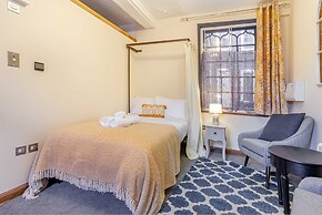 Host Stay Merchant House Studio