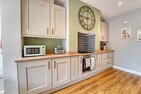 Host Stay Gillam House