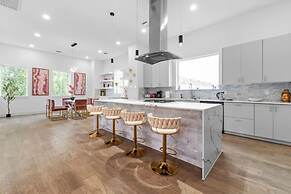 Downtown Houston 3BR Bachelorette Escape