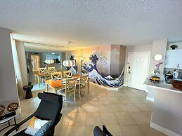 Lux Condo at Yacht Club 10min from Beach