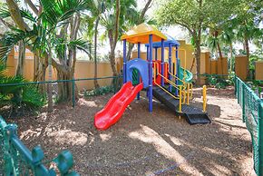 Lux Condo at Yacht Club 10min from Beach