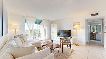 Lux Condo at Yacht Club 10min from Beach