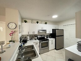Lux Condo at Yacht Club 10min from Beach