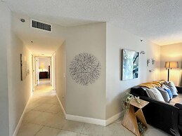 Lux Condo at Yacht Club 10min from Beach