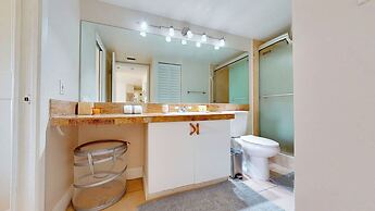 Lux Condo at Yacht Club 10min from Beach