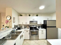 Lux Condo at Yacht Club 10min from Beach