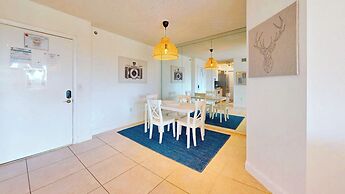 Lux Condo at Yacht Club 10min from Beach