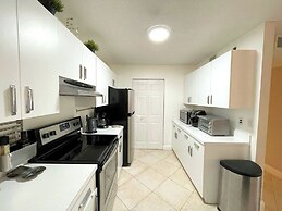 Lux Condo at Yacht Club 10min from Beach