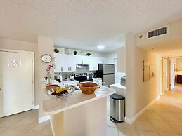 Lux Condo at Yacht Club 10min from Beach