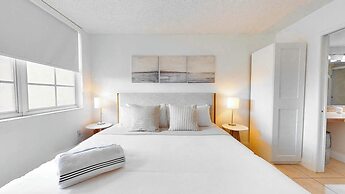 Lux Condo at Yacht Club 10min from Beach