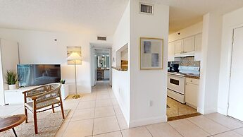 Lux Condo at Yacht Club 10min from Beach