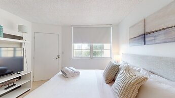 Lux Condo at Yacht Club 10min from Beach