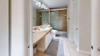 Lux Condo at Yacht Club 10min from Beach