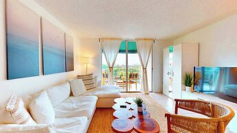 Lux Condo at Yacht Club 10min from Beach