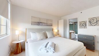 Lux Condo at Yacht Club 10min from Beach