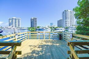 Lux Condo at Yacht Club 10min from Beach