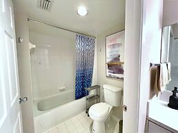 Lux Condo at Yacht Club 10min from Beach