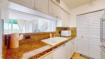 Lux Condo at Yacht Club 10min from Beach