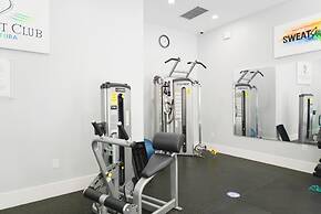 Lux Condo at Yacht Club 10min from Beach